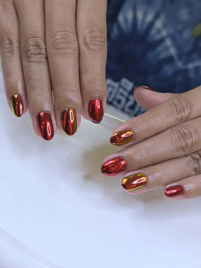 เล็บสีแดงโครมเหลือบทอง ขัดผงกระจก วาววับ ร้านทำเล็บนครพนม Nanny Nails