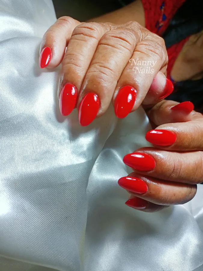 เล็บสีแดงสดอมส้ม แดงมะเขือเทศ ทรงอัลมอนด์ ร้านทำเล็บนครพนม Nanny Nails
