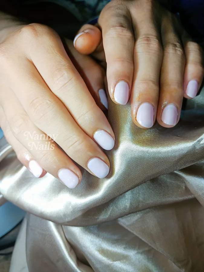 เล็บเจลสีชมพูนม สีพื้นเรียบ ทำให้มือดูสะอาดตา ร้านทำเล็บนครพนม Nanny Nails