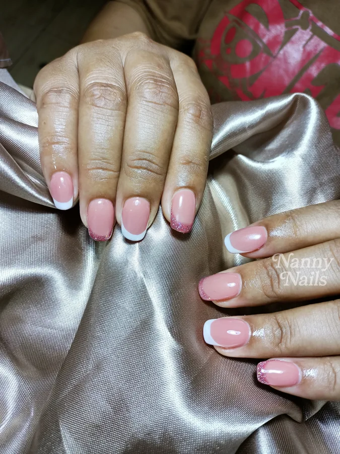เล็บเจลนู้ดชมพู ปลายขาวสไตล์เฟรนช์ ร้านทำเล็บนครพนม Nanny Nails