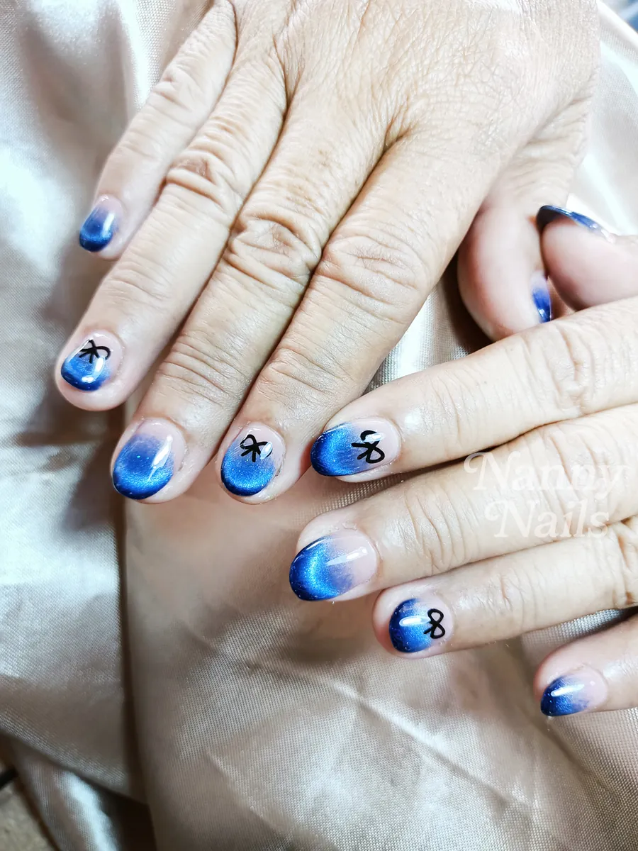 เล็บสั้นสีลูกแก้วน้ำเงิน แต่งโบว์ ร้านทำเล็บนครพนม Nanny Nails