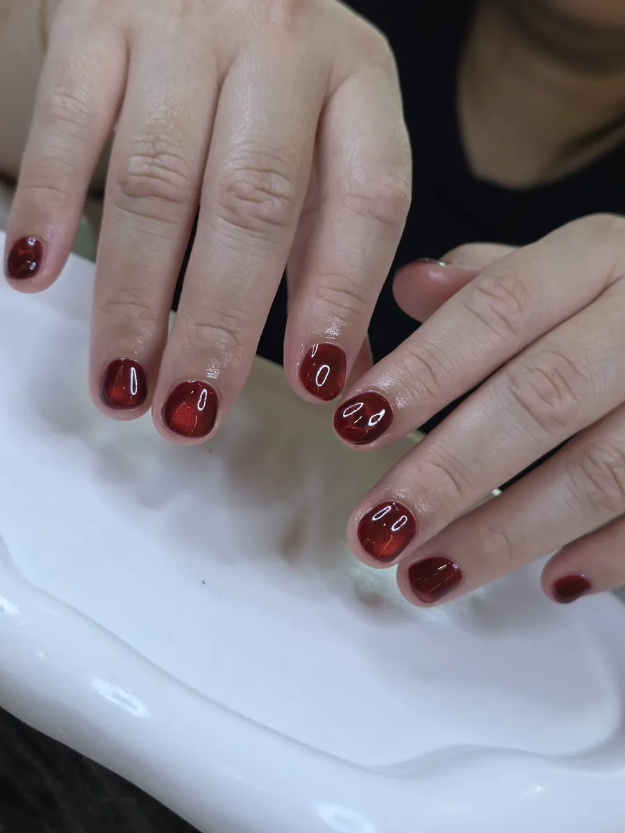 เล็บสั้นสีแดงเชอร์รี่ใสแบบเจลลี่ ร้านทำเล็บนครพนม Nanny Nails
