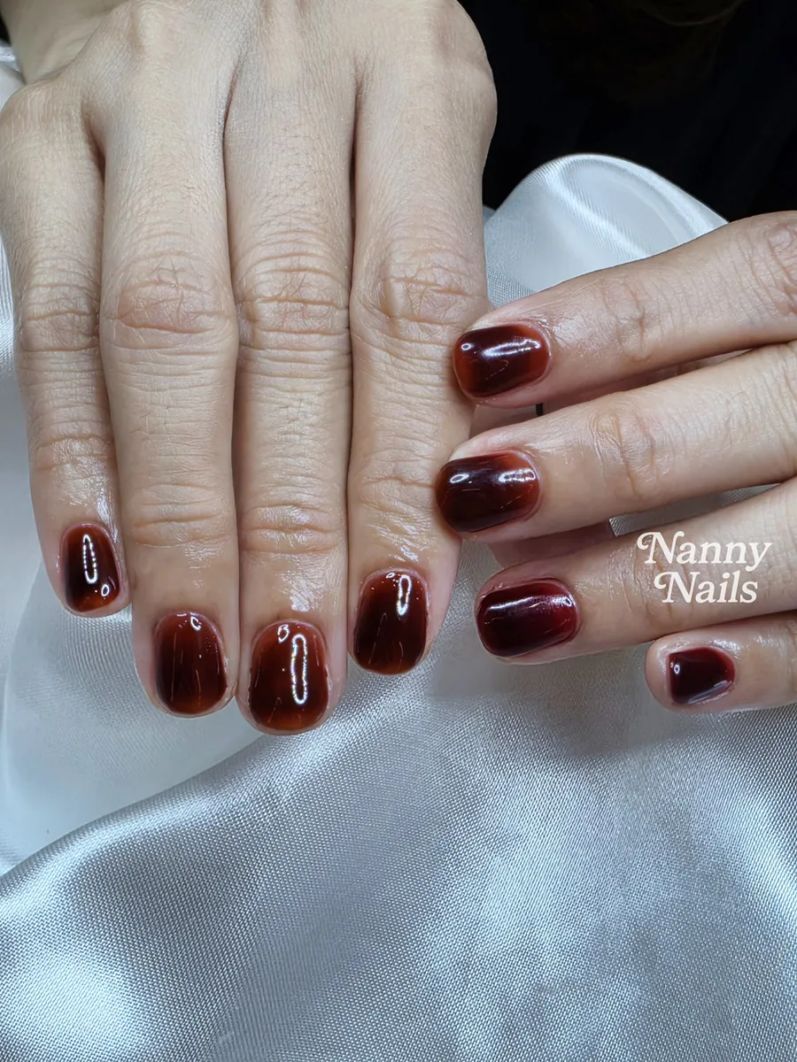 เล็บสั้นสีแดงเข้มเงาใส ร้านทำเล็บนครพนม Nanny Nails