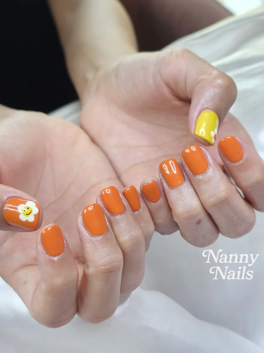เล็บสั้นสีส้มสด แต่งดอกเดซี่ ร้านทำเล็บนครพนม Nanny Nails
