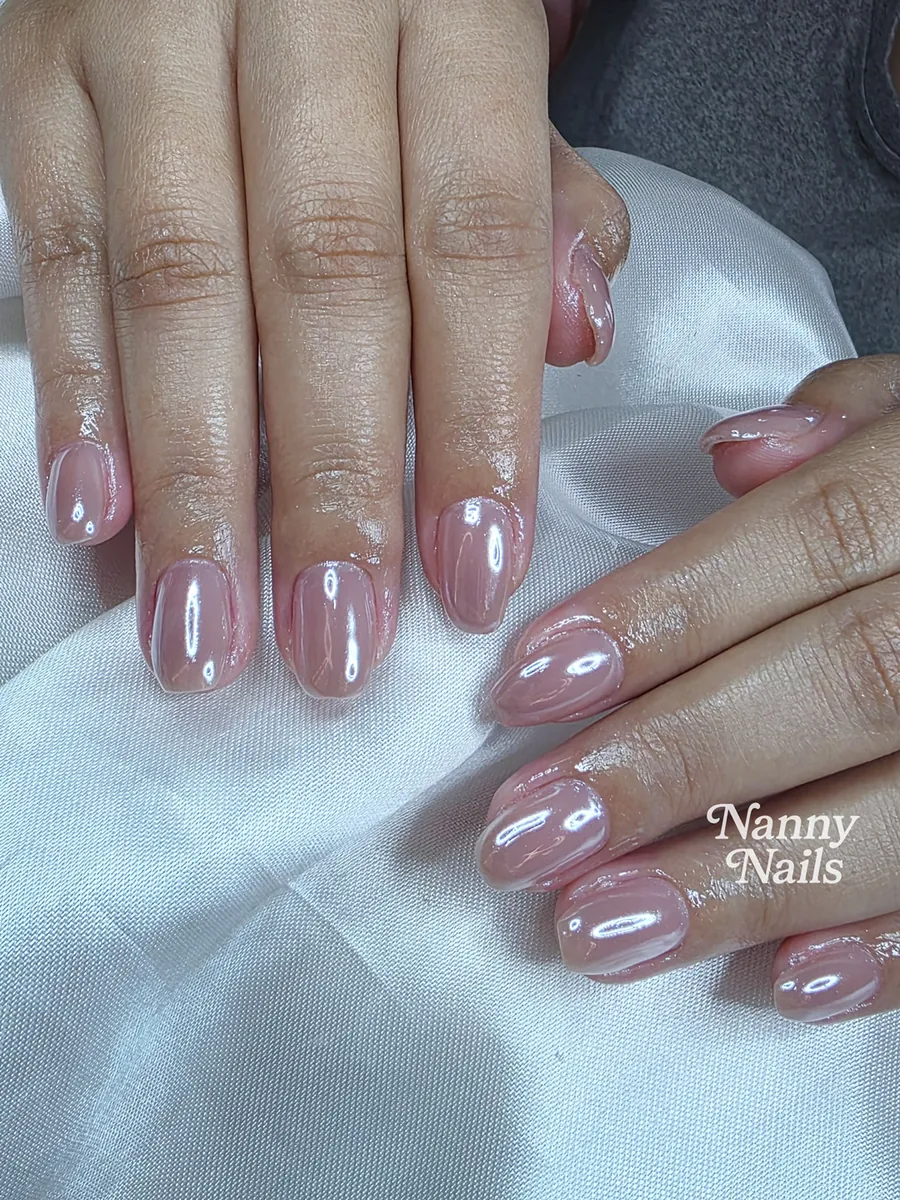 เล็บสั้นทรงโอวัล สีชมพูตุ่นเงา นิ้วดูเรียว ร้านทำเล็บนครพนม Nanny Nails