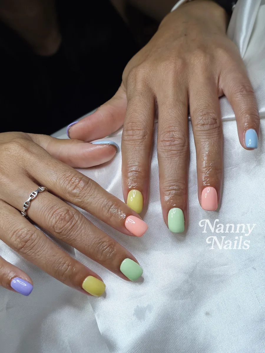 เล็บสั้นสีพาสเทลคนละนิ้ว ร้านทำเล็บนครพนม Nanny Nails