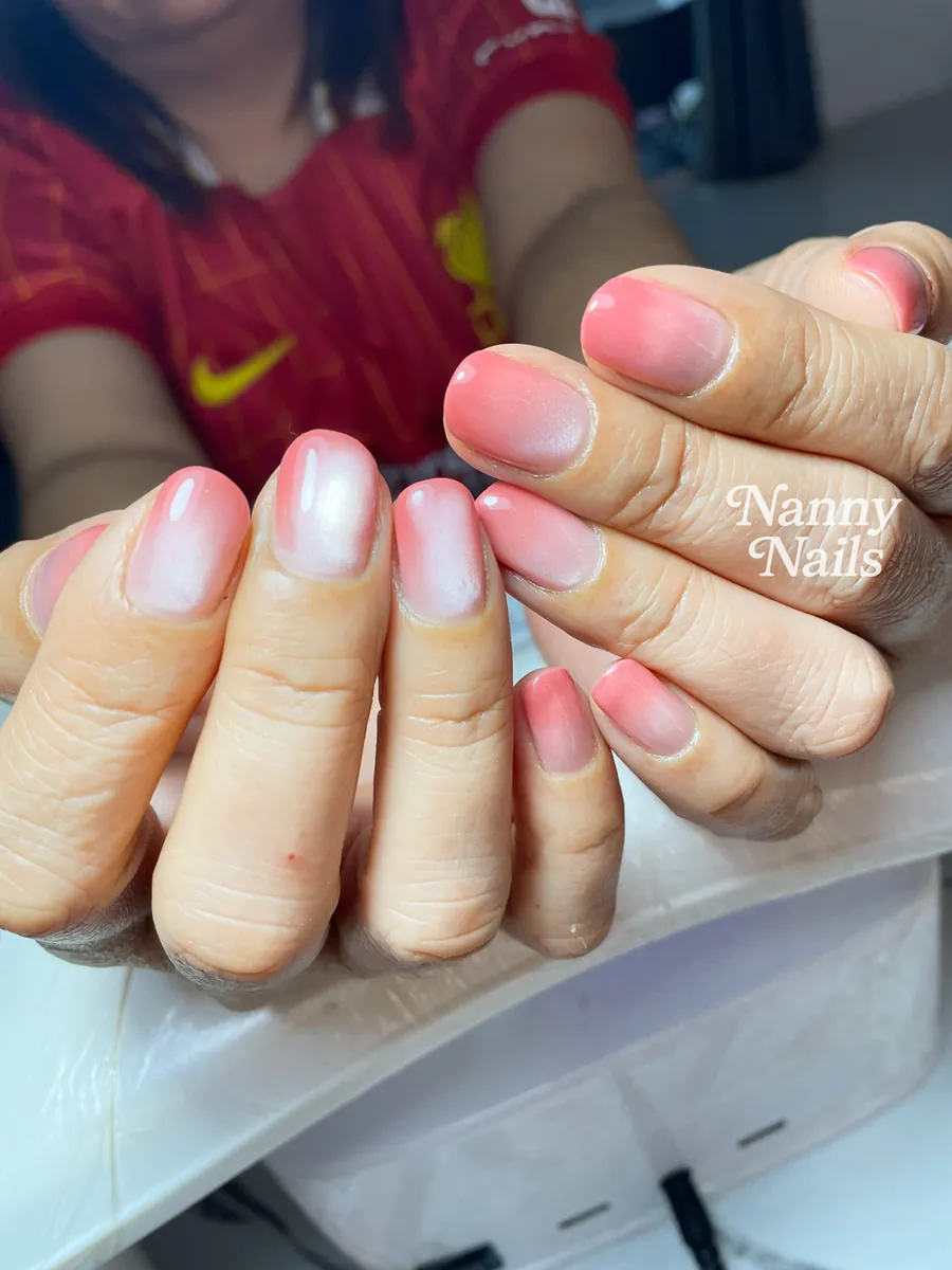 เล็บสั้นออมเบรชมพูไล่ขาว ร้านทำเล็บนครพนม Nanny Nails
