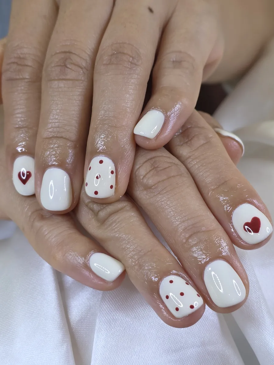เล็บสั้นสีขาว เพ้นท์จุดแดงและหัวใจ ร้านทำเล็บนครพนม Nanny Nails