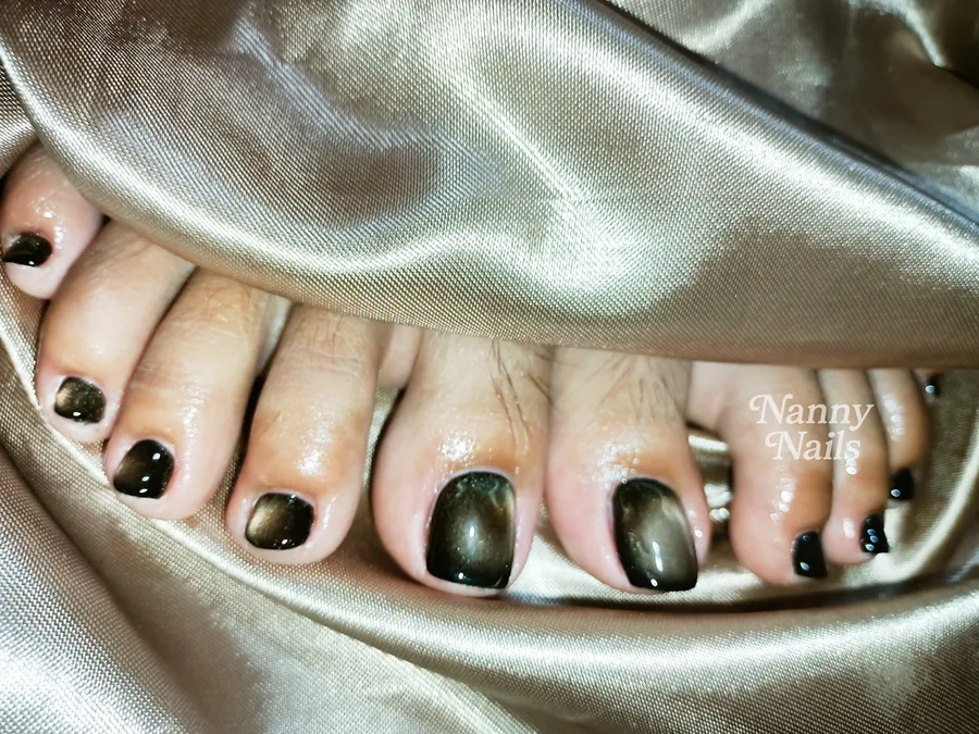 เล็บเท้าสีลูกแก้วสีดำ มีเส้นแสงกลางเล็บ ร้านทำเล็บนครพนม Nanny Nails