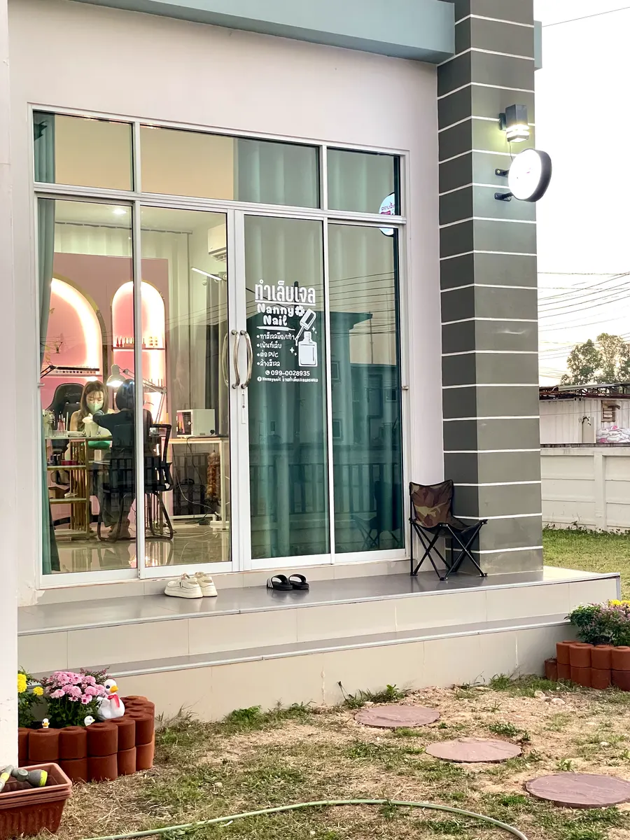หน้าร้าน Nanny Nails บ้านน้อยใต้ เมืองนครพนม ที่ใช้สอนคอร์สทำเล็บ