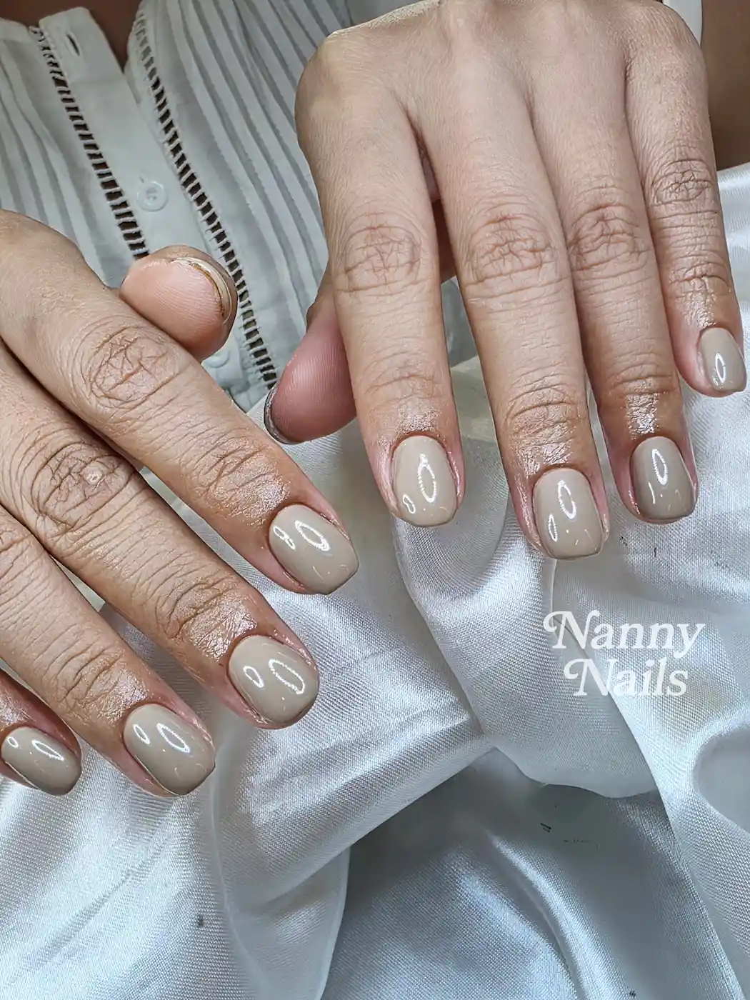 เล็บ Minimalist เบจ Nanny Nails